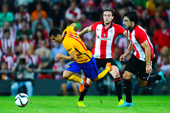 Pedro Rodriguez, del FC Barcelona, cae ante Javi Eraso (C) y Benat Etxebarria del Athletic Club. (David Ramos/Getty Images)