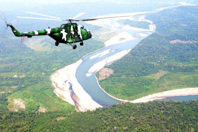 En una imagen de archivo, un helicópteros del Ejército peruano sobrevuelan el VRAEM (Valle del Ene, Apurímac, y el río Mantaro), 280 kilómetros al sudeste de Lima, Perú, el 5 de agosto de 2015. (Cris Bouroncle / AFP / Getty Images)