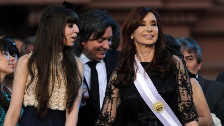 Juez levantó secreto fiscal sobre ex presidente argentina Cristina Fernández y su familia