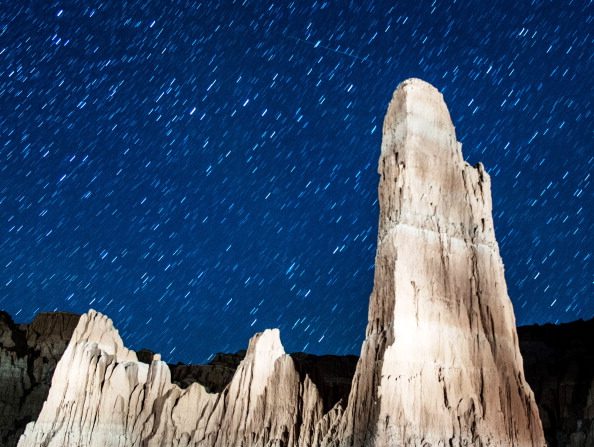 CATEDRAL DE GARGANTA PARQUE DEL ESTADO, NV - 12 de agosto: los meteoros Perseidas surcan el cielo el 12 de agosto de 2013 en la Catedral Gorge State Park, Nevada. La pantalla anual, conocida como la lluvia de las Perseidas porque los meteoros parecen irradiar desde la constelación de Perseo en el cielo del noreste, es el resultado de la órbita de la Tierra pasa a través de los escombros del cometa Swift-Tuttle. (Foto por Ethan Miller / Getty Images)