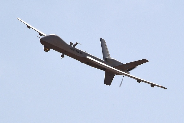 Un dron Reaper de fabricación estadounidense, parte del destacamento aéreo de la Operación Barkhane y sobrevuela el aeropuerto militar nigeriano Diori Hamani, en Niamey, el 2 de enero de 2015. (Dominique Faget/AFP/Getty Images)
