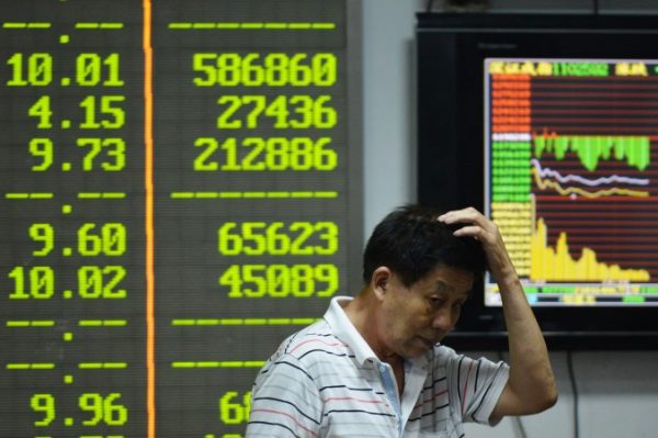 Un inversor gesticula ante los precios de las acciones en una financiera de Hangzhou, en la provincia de Zhejiang, China, 24 de agosto de 2015.