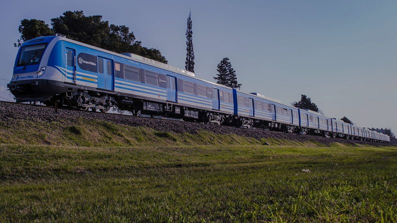Tren de la línea Sarmiento rumbo a Once, Buenos Aires, Argentina. (Foto: Wikimedia Commons)
