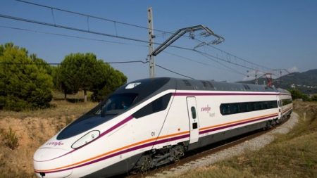 Una avería del AVE Vigo-Madrid en Orense obliga a transbordar viajeros y causa retrasos