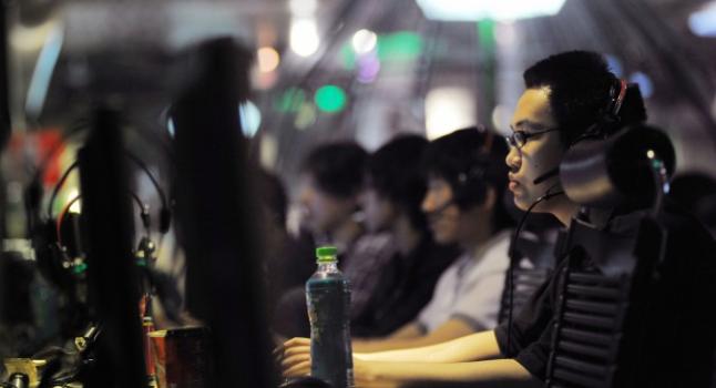 Fotografía tomada el 12 de mayo de 2011, muestra a personas en un cibercafé de Beijing. China emplea a 10 millones de estudiantes como propagandistas online. (Gou Yige/AFP/Getty Images)