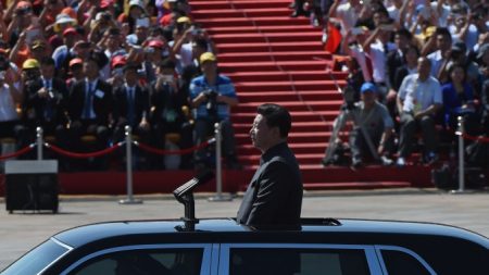 Desfile militar en Plaza Tiananmen apunta a mostrar quién tiene el control