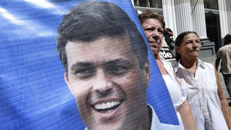 Leopoldo López está en una celda más pequeña y sin luz tras su condena