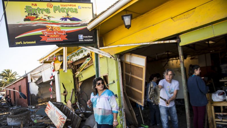 Los residentes quitan escombros en Tongoy, a 400 kilómetros al norte de Santiago , golpeado por un terremoto en la víspera del 17 de septiembre de 2015. (Photo credit should read MARTIN BERNETTI/AFP/Getty Images)