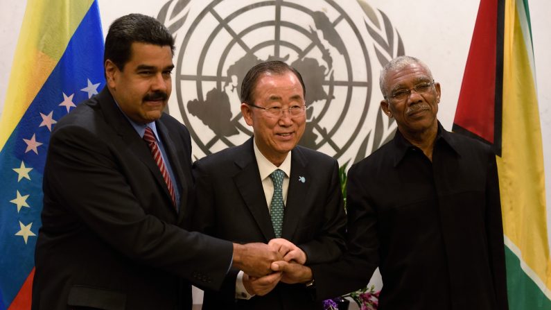 Secretario general de Naciones Unidas, Ban Ki-moon se reúne con Nicolás Maduro Moros, Presidente de Venezuela y David Arthur Granger, Presidente de Guyana 27 de septiembre 2015 en las Naciones Unidas en Nueva York (Photo credit should read DON EMMERT / AFP / Getty Images)