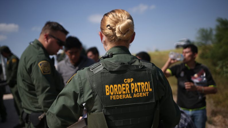 Agentes de la Patrulla Fronteriza de Estados Unidos detienen a inmigrantes indocumentados tras cruzar la frontera de México a Estados Unidos el 7 de agosto de 2015 en McAllen, Texas (EE.UU.). (John Moore/Getty Images)