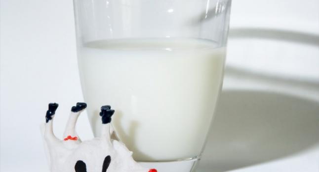 Un vaso de 8 onzas de 2% de leche baja en grasas contiene 122 calorías, más de un vaso de refresco y el tipo de azúcar en la leche puede ser muy perjudicial para su salud. (Sheila Sund, CC BY 2.0)