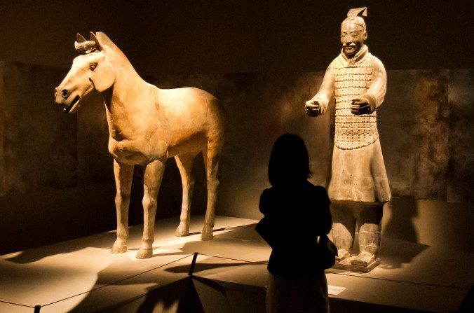 Las estatuas de los guerreros de terracota de 210-209 a. C. que fueron enterrados con el emperador Qin, el primer emperador de China, están en exhibición junto con otros artefactos encontrados en Times Square en el Museo Discovery el 15 de mayo de 2012. (Benjamin Chasteen / La Gran Época)