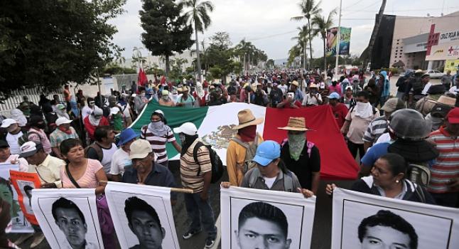 Los estudiantes, campesinos y otras personas se manifiestan en contra de la masacre a los 43 estudiantes mexicanos desaparecidos, en las proximidades del aeropuerto de Acapulco, en el estado mexicano de Guerrero del Estado, el 10 de noviembre de 2014. (Foto: Pedro PARDO/AFP/Getty Images)

