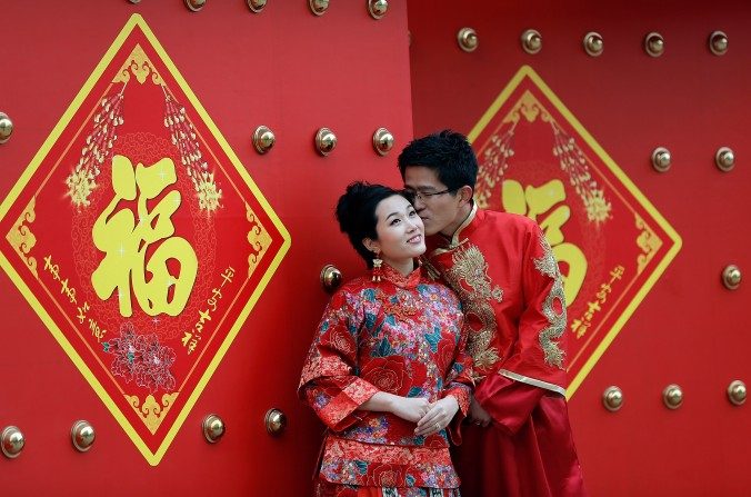 Una pareja vestida con trajes tradicionales chinos se toman retratos de boda en el Día de San Valentín el 14 de febrero del 2013 en Beijing, China. (Lintao Zhang / Getty Images)
