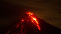 Retumba peligroso volcán de Fuego y arroja rocas incandescente hasta 4800 metros de altura