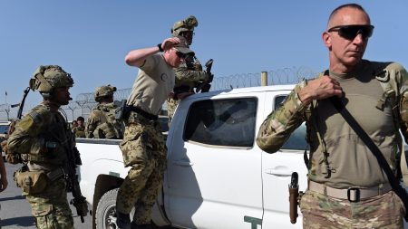 Talibanes se atribuyen derribo de avión de inteligencia de EE.UU. en Afganistán