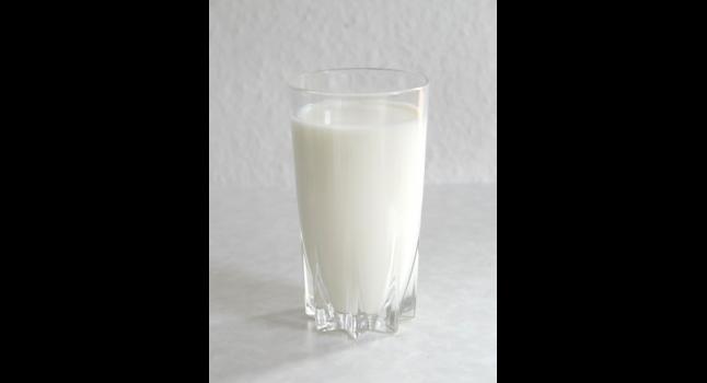 Vaso de leche. (Wikimedia Commons- Stefan Kühn )