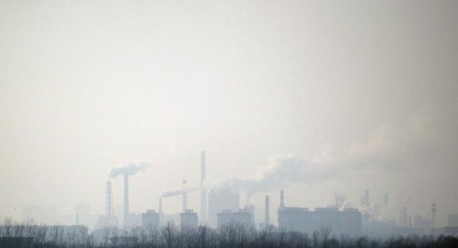 Humo se eleva en el aire desde una planta química cerca de Hengshui en la provincia de Hebei, China. (Foto: Fred Dufour/AFP/Getty Images)