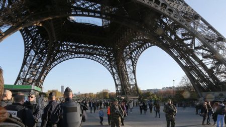 Evacúan la Torre Eiffel por la presencia de un hombre escalando su estructura