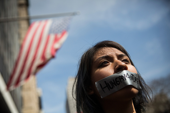 Llegan a 100 las inmigrantes detenidas en EE.UU. en huelga de hambre. (Foto por Andrew Burton/Getty Images)