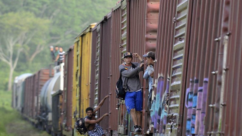 Imagen de archivo. Unos migrantes son vistos a bordo de un tren en Chacamax, estado de Chiapas, México, el 20 de junio de 2015. Cientos de migrantes centroamericanos llegan a México en su camino a los Estados Unidos (Alfredo Estrella / AFP / Getty Images)