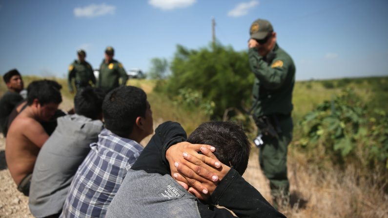 Agentes de la Patrulla Fronteriza detiene a los inmigrantes indocumentados después de cruzar la frontera desde México a los Estados Unidos el 7 de agosto de 2015, de McAllen, Texas. (John Moore/Getty Images)