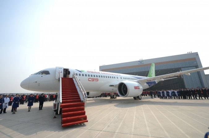 El primer gran avión propio de pasajeros desarrollado en China, el C919 es presentado después de que salió de la línea de producción en Shanghai Aircraft Manufacturing Co., Ltd en Shanghai el2 de noviembre del 2015. (ChinaFotoPress / Getty Images)
