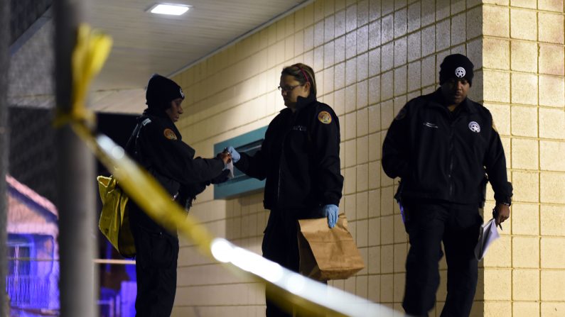 En una foto de archivo, la policía reúne pruebas después de un tiroteo en un patio de recreo el 22 de noviembre de 2015 en Nueva Orleans, Louisiana. (Cheryl Gerber / Getty Images)