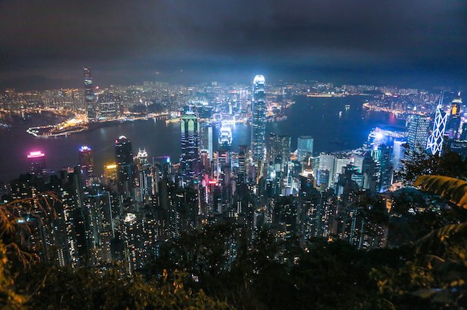 La silueta de Hong Kong vista desde el Pico Victoria el 9 de noviembre de 2014~. (Benjamin Chasteen/La Gran Época)