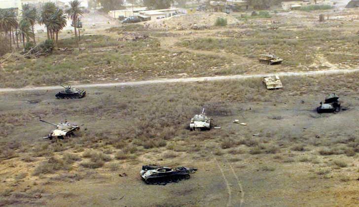 Vehículos de guerra abandonados en Irak, como consecuencia de la invasión militar de EE.UU. Foto: Wikimedia Commons.