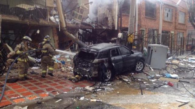 Los bomberos y la Policía evacuaron los edificios afectados por la explosión.