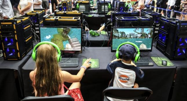 Jóvenes carreristas juegan un torneo de Minecraft en la Pista de Asco en Asco, Inglaterra 9 de agosto 2014. (Miles Willis/Getty Imágenes para la Pista de Ascot)