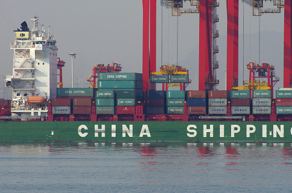 Un barco de carga en el puerto de Rizhao, provincia de Shandong, China. (STR/AFP/Getty Images)