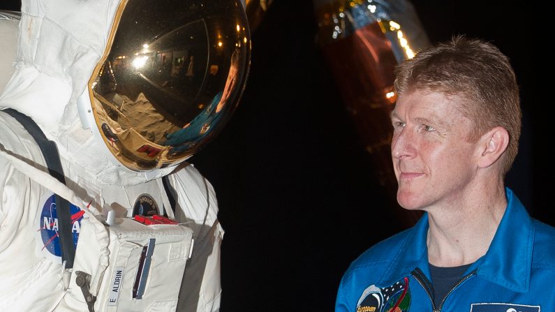El astronauta británico mayor Tim Peake (R) posa para fotografías al lado de un traje espacial en el Museo de ciencia de Londres el 20 de mayo de 2013, donde se anunció que se unirá a la estación espacial internacional (ISS) a finales de 2015.  (WILL OLIVER/AFP/Getty Images)