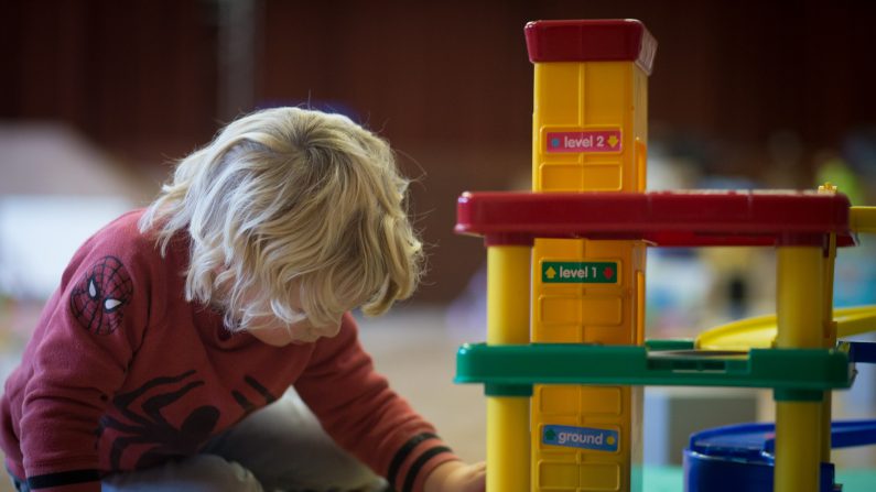 En Finlandia, un país destacado por el alto nivel de educación de sus habitantes, los niños no aprenden a leer hasta los 7 años. Antes de la primera simplemente se dedican la mayor parte del tiempo a jugar (Photo by Matt Cardy/Getty Images)