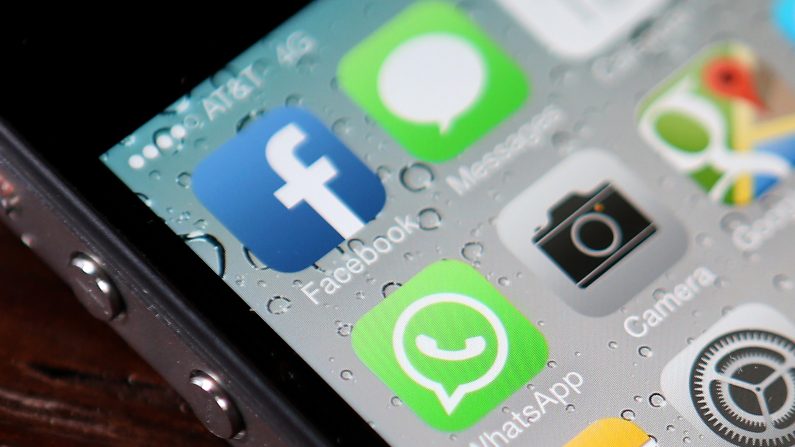 Vista del logotipo del popular servicio de mensajería instantánea en internet WhatsApp, propiedad de Facebook. (Justin Sullivan/Getty Images)
