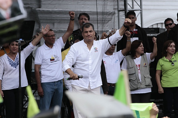 Presidente ecuatoriano Rafael Correa durante las celebraciones del 1 de mayo de 2015 en Quito. Ecuador aprobó la reelección indefinida.
(JUAN CEVALLOS/AFP/Getty Images)
