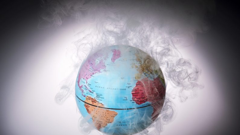 Foto tomada el 10 de noviembre de 2015 muestra un pequeño mundo rodeado de humo para ilustrar el calentamiento global.     (LIONEL BONAVENTURE/AFP/Getty Images)