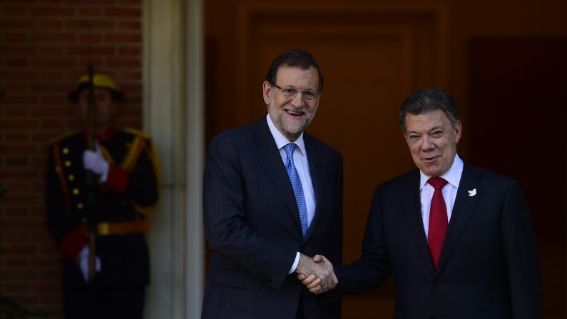 El primer ministro español, Mariano Rajoy (L) estrecha la mano con el presidente de Colombia, Juan Manuel Santos, a su llegada al Palacio de La Moncloa en Madrid el 2 de diciembre de 2015 (Photo credit should read PIERRE-PHILIPPE MARCOU / AFP / Getty Images)