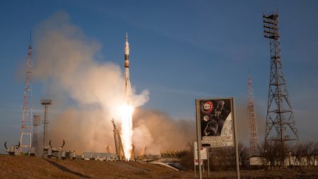Nave Soyuz se acopla «manualmente» a la Estación Espacial