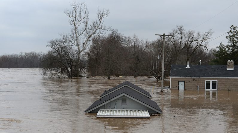 Una casa de Fenton, Missouri, completamente sumergida en el agua el 30 de diciembre de 2015. El área de St. Louis y la región circundante experimentan inundaciones récord por las crecidas de los ríos Mississippi, Missouri y Meremac tras días de lluvias intensas. ( Michael B. Thomas / Getty Images)