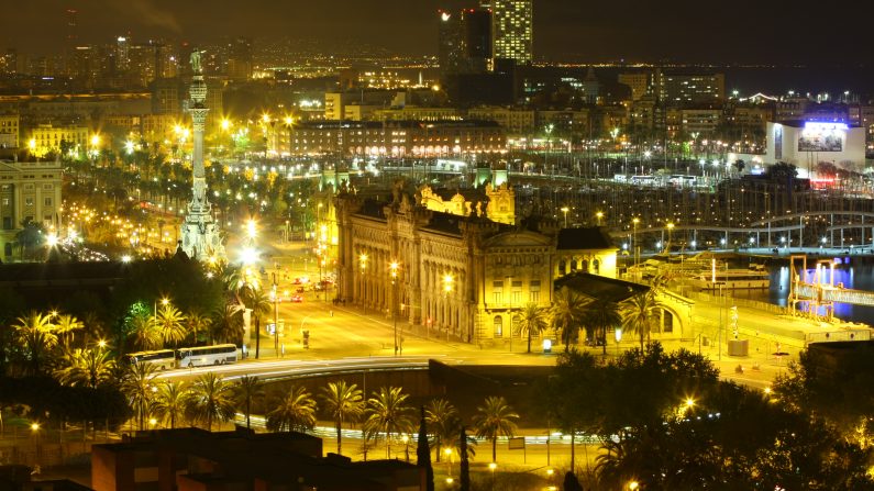 La noche de Barcelona se engalana una vez más con The Shopping Night. (en.wikipedia.org )