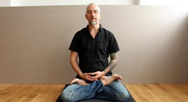 Pake Hall, quien dirige el “Sendero de Libertad”, en una clase de meditación en una prisión de Suecia, en el Centro Zen de Gotemburgo, Gotemburgo, 22 de agosto de 2014. (Susanne W. Lamm/La Gran Época)
