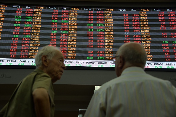 Los hombres se ven en la sede de intercambio de acciones en el centro de Sao Paulo Brasil (crédito de foto debe leer NELSON ALMEIDA/AFP/Getty Images)