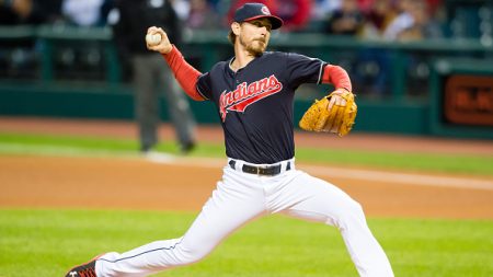 MLB: Indios de Cleveland extienden contrato al lanzador Josh Tomlin