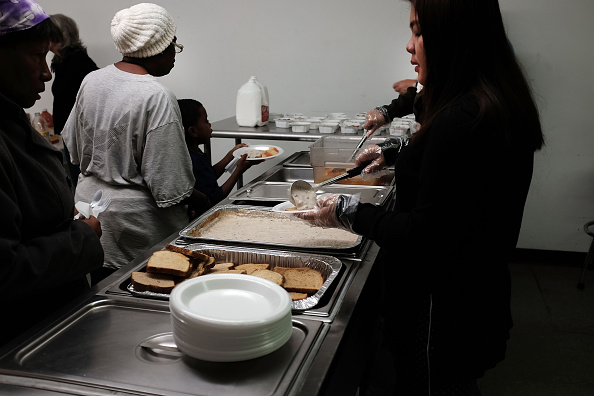 Desayuno por voluntarios en la misión de la costa que ofrece servicios a las personas desempleados, sin hogar y aquellos en necesidad. (Foto de Spencer Platt/Getty Images)