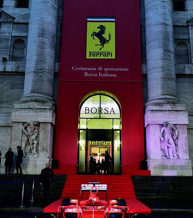 Un coche Ferrari fórmula uno aparece fuera de la bolsa de Milán en 04 de enero de 2016 antes de la ceremonia de lanzamiento de la venta de acciones en Ferarri en / AFP / GIUSEPPE CACACE (crédito de foto debe leer GIUSEPPE CACACE/AFP/Getty Images)