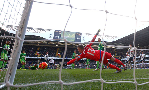 Mousa Dembele (4 L) de Tottenham Hotspur anota el segundo gol de su equipo pasado Jordan Pickford del Sunderland durante el partido de la Barclays Premier League entre el Tottenham Hotspur y Sunderland el 16 de enero de 2016 en Londres, Inglaterra. (Foto por Paul Gilham/Getty Images)