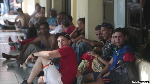 Cubanos en uno de los albergues que acoge a los migrantes en Costa Rica. (Archivo)
