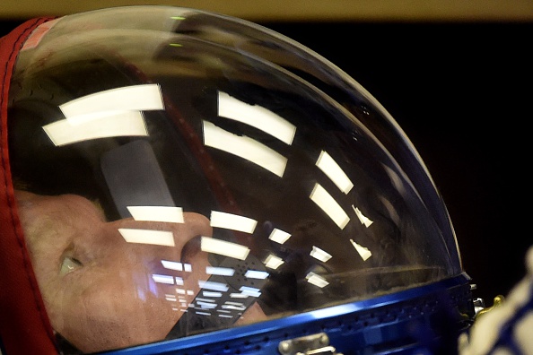 El astronauta británico Tim Peake y su colega estadounidense Tim Kopra suspendieron  caminata espacial debido a que observaron agua en un casco. Ambos pertenecen a la Expedición 46. (Photo credit should read KIRILL KUDRYAVTSEV/AFP/Getty Images)